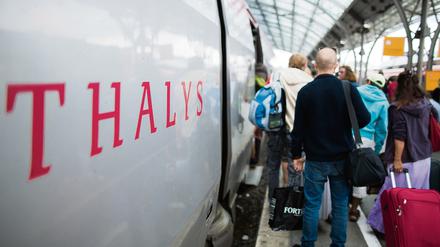 Zugreisende wie hier am Kölner Hauptbahnhof müssen sich künftig auf verstärkte Kontrollen auf internationalen Strecken einstellen.  