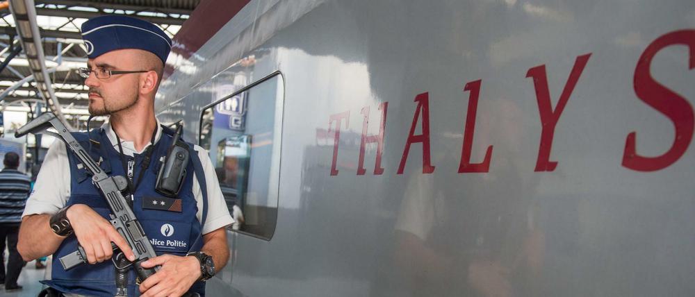 Ein Polizist bewacht einen Thalys-Zug (Archivbild von 2015).