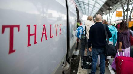 Reisende steigen in Köln in einen Thalys-Schnellzug nach Paris ein.