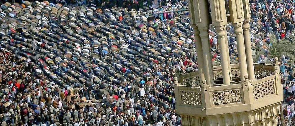 Tausende versammeln sich auf dem Tharir-Platz in Kairo. 
