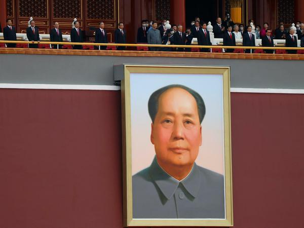 Ein Porträt des Revolutionärs Mao Tsetung.