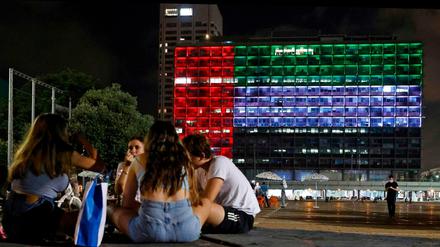 Lichtzeichen in dunkler Nacht. Das Rathaus von Tel Aviv erstrahlt in den Farben der Vereinigten Arabischen Emirate. 