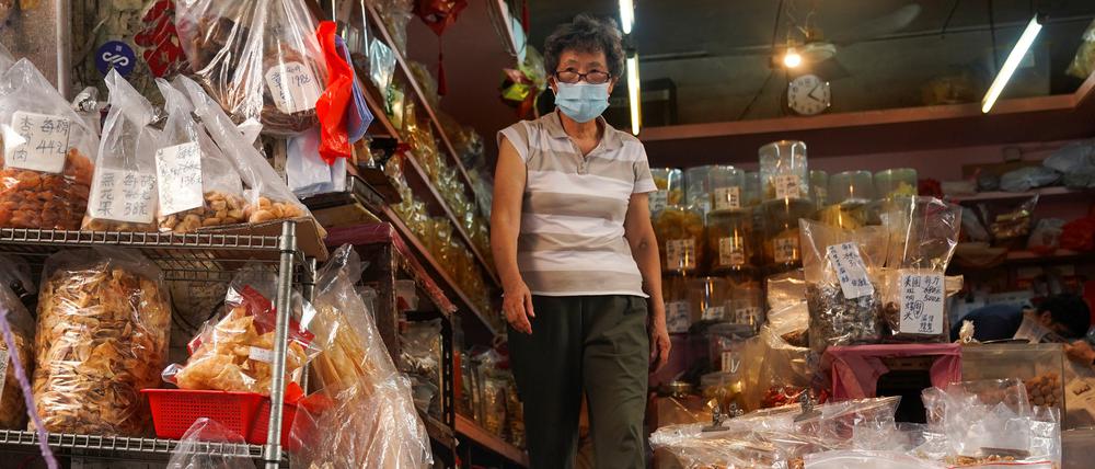 Wachsam mit Maske: In Hongkong hat sich offenbar jemand zum zweiten Mal mit dem Coronavirus infiziert.