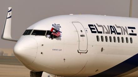 Die Flaggen der Emirate, Israels und der USA wehen aus dem Flugzeug, das in Abu Dhabi gelandet ist.