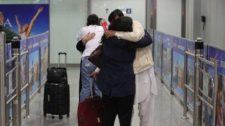 Glückliche Ankunft: Evakuierte aus Kabul am Flughafen Frankfurt