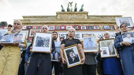 Im September 2018 protestierten die Families for Freedom vor dem Brandenburger Tor. Sie fordern Aufklärung über den Verbleib ihrer Angehörigen.