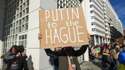 Ein Demonstrant fordert die Anklage Putins in Den Haag. 