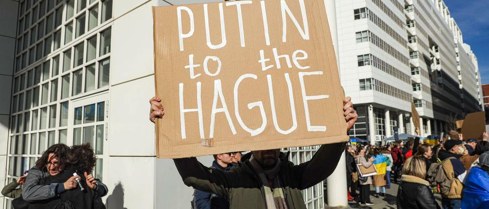 Ein Demonstrant fordert die Anklage Putins in Den Haag. 