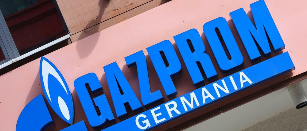 Am Berliner Hauptsitz der deutschen Tochter Gazprom Germania ist das Logo der Firma zu sehen. 