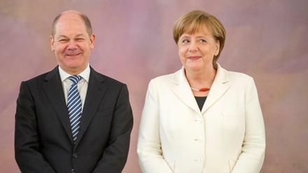 Angela Merkel und Olaf Scholz bei der Übergabe der Ernennungsurkunden im März 2014.