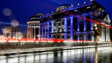 Das Auswärtige Amt in Skopje ist blau erleuchtet, um den Nato-Breitritt zu feiern.