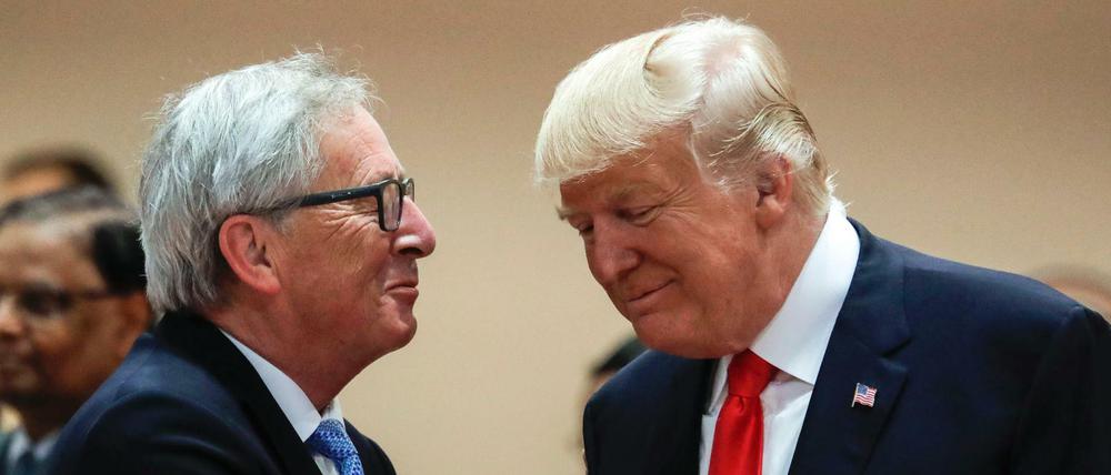 EU-Kommissionschef Jean-Claude Juncker (links) spricht mit US-Präsident Donald Trump.