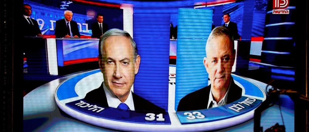 Israels Premier Benjamin Netanjahu (l.) und sein Rivale Benny Gantz lieferten sich bei den Parlamentswahlen in Israel ein Kopf-an-Kopf-Renen.