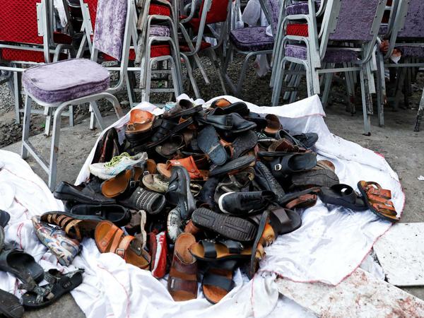 Schuhe von Opfern des Anschlags in Kabul 