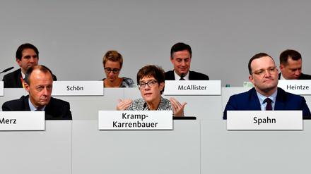 Wie eine allerletzte Regionalkonferenz: Merz, Kramp-Karrenbauer und Spahn (v.l.) bei der Fragerunde nach ihren Reden.
