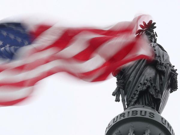 Die US-Flagge flattert nahe der Freiheitsstatue am Capitol in Washington im Wind.
