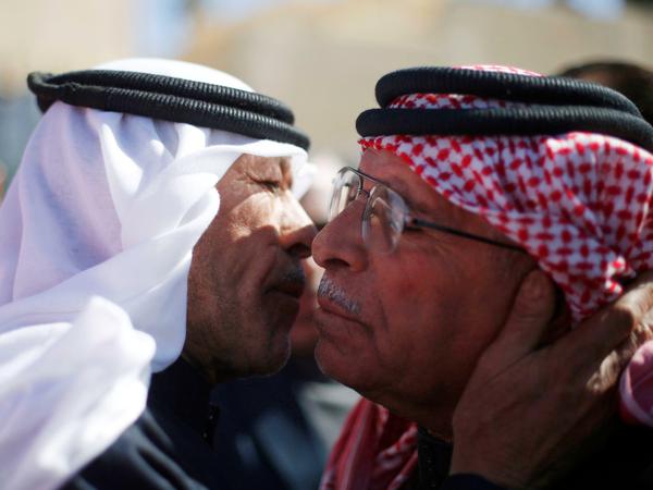 Saif al-Kasaesbeh (rechts), der Vater des ermordeten jordanischen Piloten bei einer Trauerfeier. Ist dies der Wendepunkt im Kampf gegen den IS?