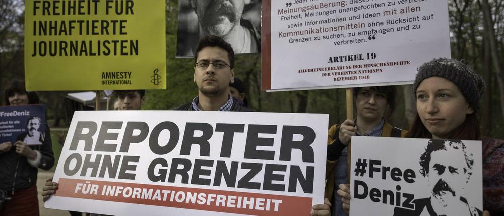 Reporter ohne Grenzen und Amnesty International protestieren in Berlin für die Freilassung der in der Türkei verhafteten Journalisten Deniz Yücel.