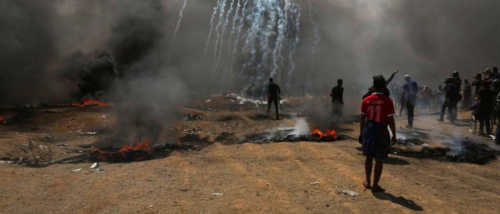 Im Gazastreifen verbrennen Palästinensische Demonstranten Autoreifen. In den vergangenen Wochen eskalierte die Gewalt zwischen Israel und den Palästinensern. 