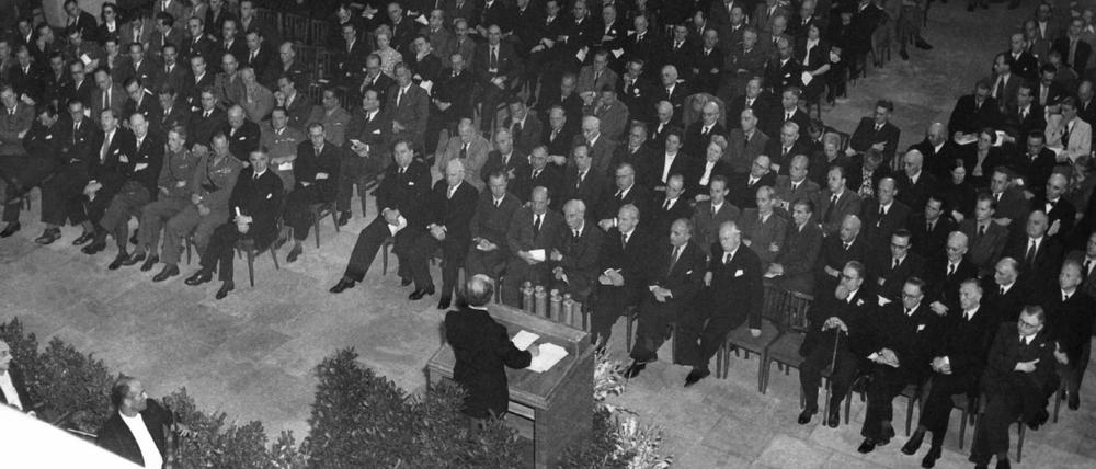 Der Parlamentarische Rat hatte 1948 die Aufgabe, ein demokratisches Grundgesetz für den künftigen westdeutschen Staat auszuarbeiten. 