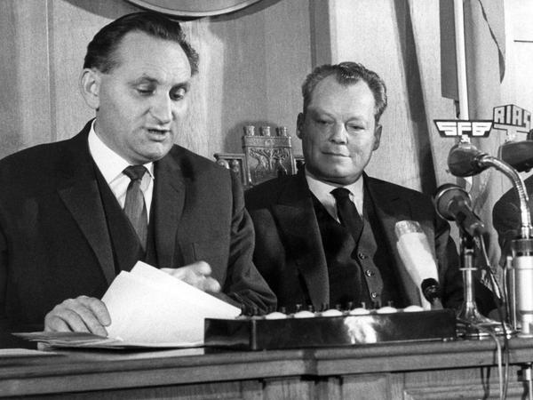 Seit 1956 war er Mitglied der SPD. Von 1960 bis 1966 war Bahr Leiter des Presse- und Informationsamtes des Landes Berlin und als solcher Sprecher des vom Regierenden Bürgermeister Willy Brandt geführten Senats. 
