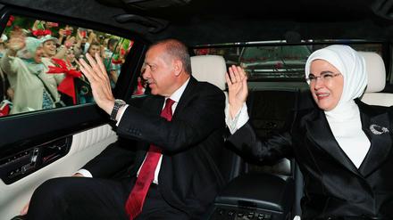 Recep Tayyip Erdogan mit seiner Frau Emine am Montag bei der Ankunft am Parlament. 