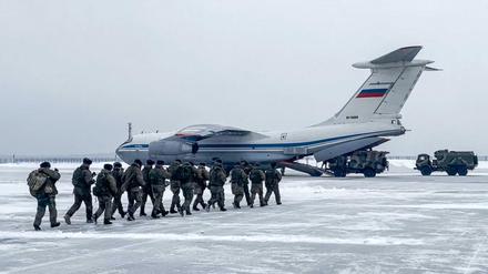 Russische Fallschirmjäger machen sich für den Einsatz in Kasachstan bereit.