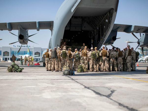 Bundeswehrsoldaten wollen möglichst viele Menschen aus Kabul retten. 