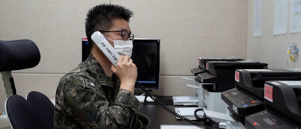 Ein südkoreanischer Offizier hat sich ans Telefon gehängt.