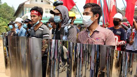 Demonstranten protestieren in Myanmar gegen die Militärregierung.