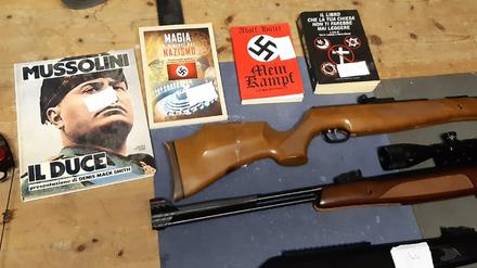 Sichergestellte Beweismittel: Waffen und Nazi-Literatur italienischer Rechtsextremisten 