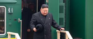 Angekommen in Russland: Kim Jong Un entsteigt seinem Sonderzug.
