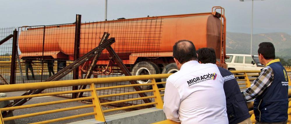 Ein Tanklaster blockiert die Grenzbrücke "Tienditas" zwischen Venezuela und Kolumbien.