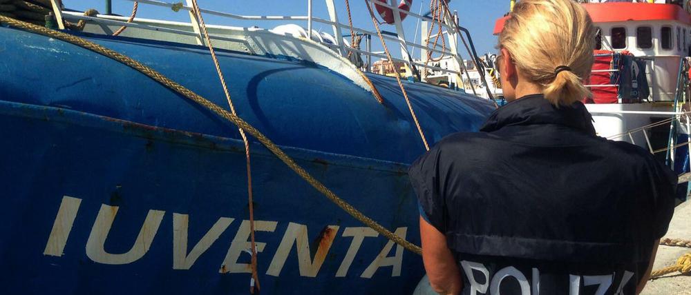 Die Polizei in Italien das hat Schiff "Iuventa" der deutschen NGO "Jugend Rettet" auf Lampedusa beschlagnahmt. 
