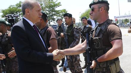 Türkeis Präsident Recep Tayyip Erdogan begrüßt einen Soldaten.