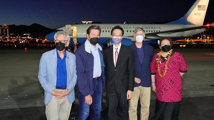 Vier Mitglieder der US-Delegation mit dem taiwanesischen Außenministeriumsbeamten Douglas Yu-tien Hsu (Mitte) nach der Ankunft in Taipeh.