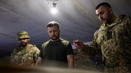 Der ukrainische Präsident Selenskyj bei einer militärischen Lagebesprechung in Saporischschja.