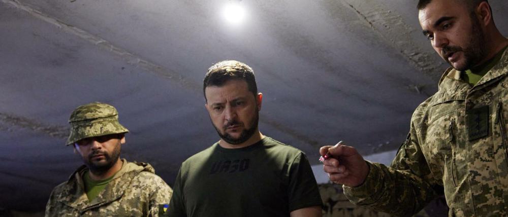 Der ukrainische Präsident Selenskyj bei einer militärischen Lagebesprechung in Saporischschja.