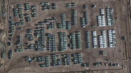 Satellitenaufnahme von russischen Militärfahrzeugen an der Grenze zur Ukraine