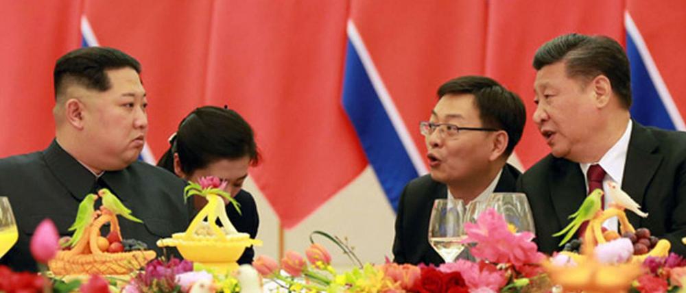 Kim Jong Un bei seinem Besuch bei Chinas Präsident Xi Jinping in Peking.