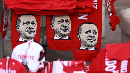 Schals mit dem Kopf des türkischen Präsidenten Erdogan. 