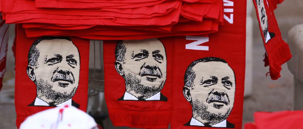 Schals mit dem Konterfei des türkischen Präsidenten Erdogan 