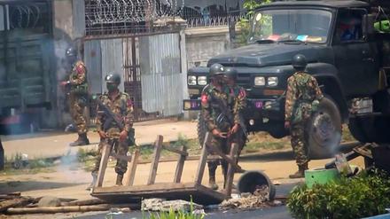 Soldaten im Einsatz gegen Demonstranten in der Kachin-Region. 