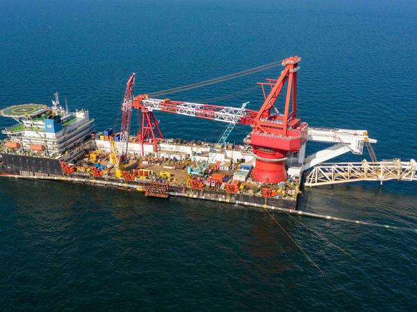 Eine Verlegeschiff, mit dem die Pipeline Nord Stream 2 nun fertiggestellt worden ist. 