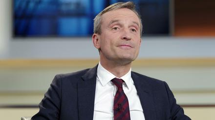 Thomas Geisel (SPD) sitzt als Gast in einem Fernsehstudio im Jahr 2018. 
