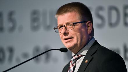 Verfassungsschutzchef Thomas Haldenwang nimmt den Kampf gegen rassistische Gruppierungen ernst. 