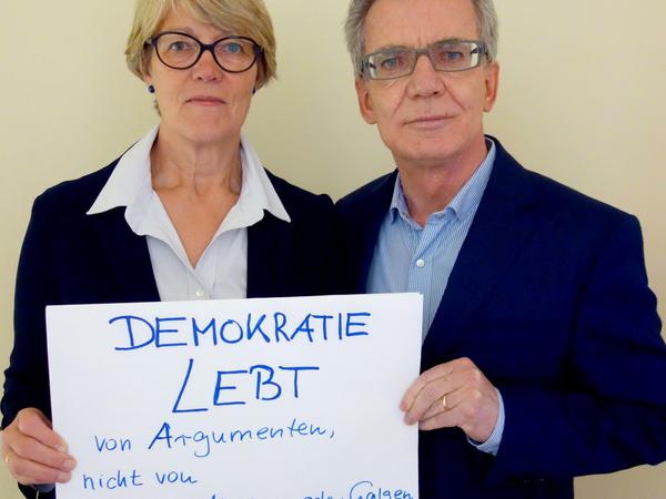 Bundesinnenminister Thomas de Maizière (CDU) und seine Ehefrau Martina halten gemeinsam ein handgeschriebenes Schild. Vor dem Hintergrund des ersten Jahrestages des islam- und fremdenfeindlichen Bündnisses am 19.10.2015 beteiligten sich beide an einer Foto-Aktion. 
