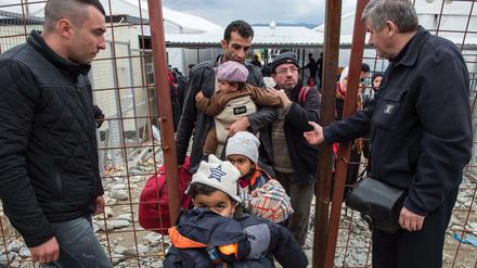 Flüchtlinge verlassen nach ihrer Registrierung ein Transitcamp an der mazedonischen Grenze, um per Zug an die serbische Grenze weiter zu reisen.