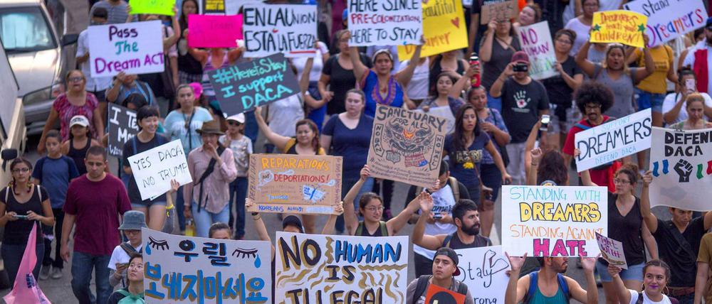 Langer Marsch: Auch in dieser Woche gingen wieder tausende junge Migranten und US-Bürgerinnen und -Bürger gegen die Abschiebung der sogenannten Dreamers auf die Straße - hier in Los Angeles am Montag. 