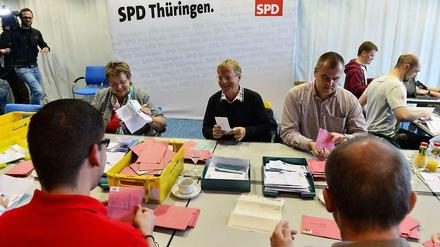 Auszählung bei der Thüringen-SPD am Dienstag. Knapp 70 Prozent der Mitglieder stimmten für die Aufnahme von Koalitionsverhandlungen mit Linkspartei und Grünen.